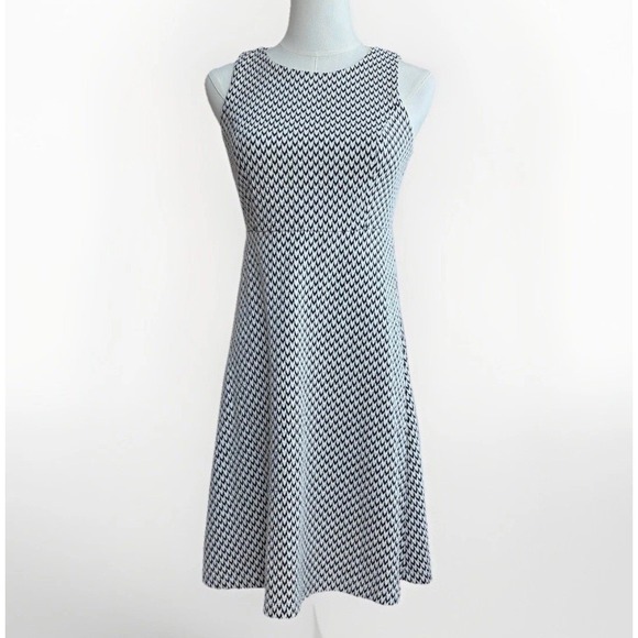 LOFT Dresses & Skirts - LOFT Petite Black and White Print Skater Dress Sz 2 Sleeveless Knit Mod Comfort